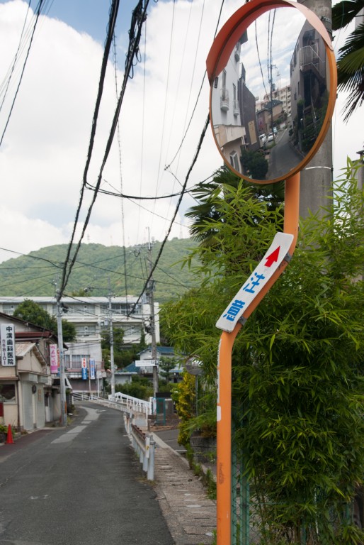 ちょっと変わった形のミラー。さすがに道路幅が狭い。