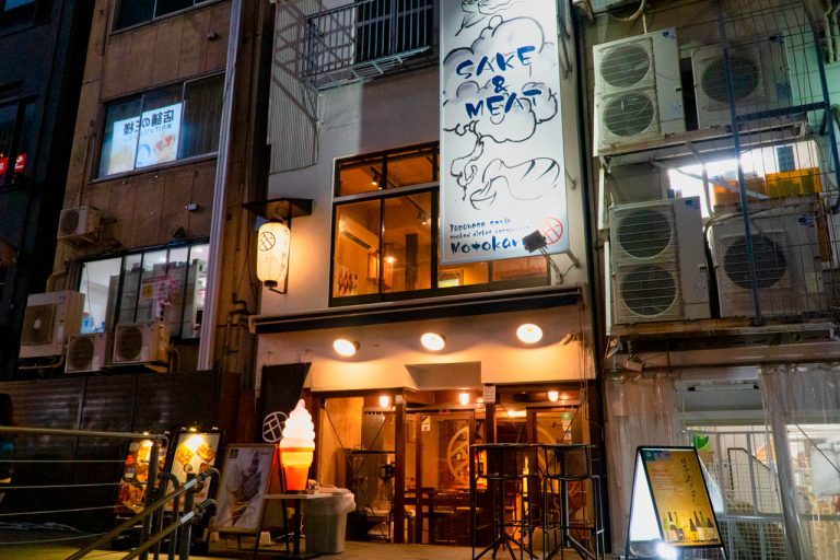 写真「燻製バル モトカラ」店頭